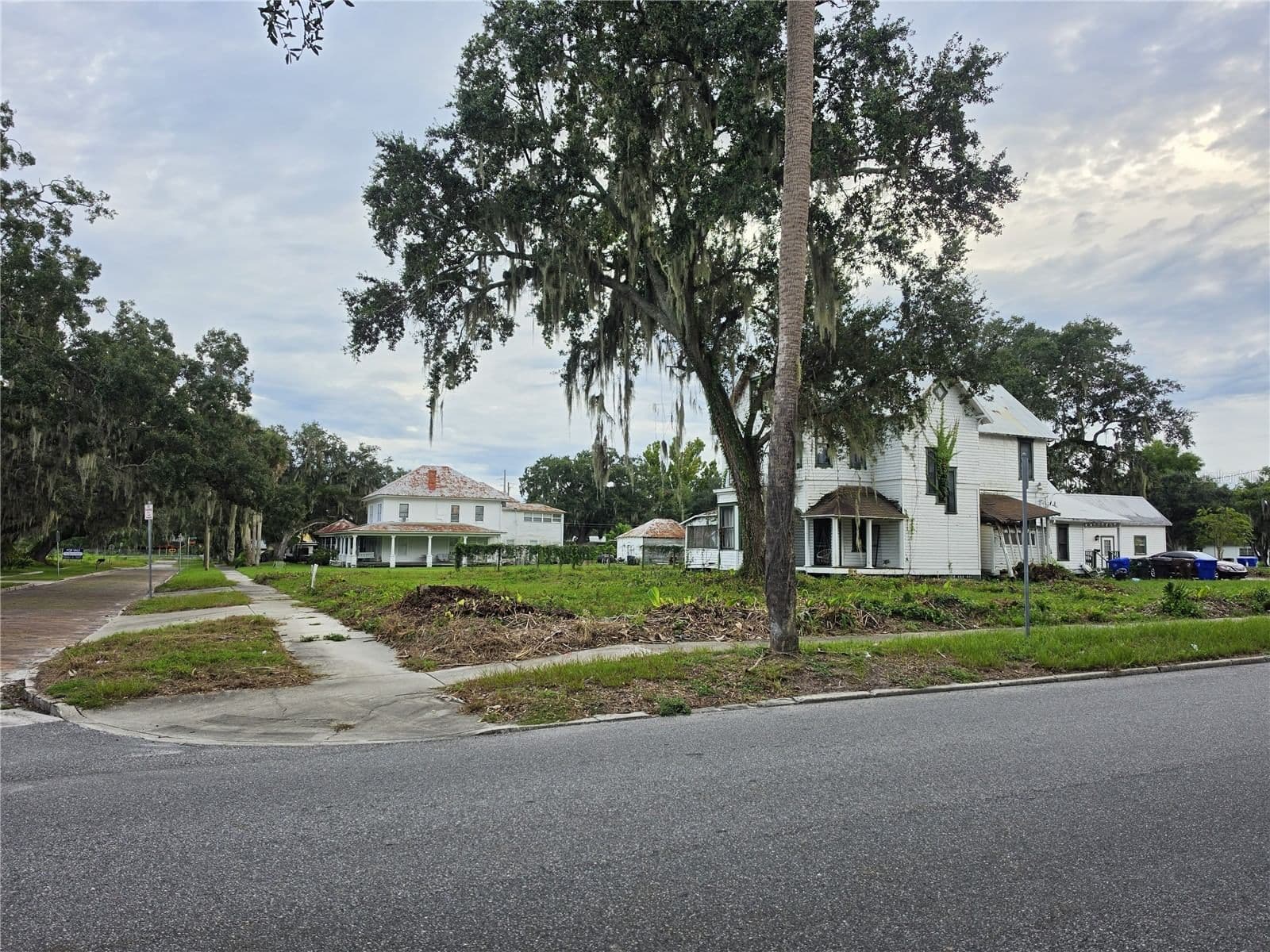 Photo 2 of 206 VERNON Avenue
